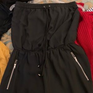 Black strapless jumper with zippers